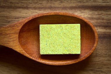 Tahta kaşık, ek yükü doğal ışık (seçici odak, odak küp üst yüzeyi ile fotoğraflandı sebze bouillon, hisse senedi veya et suyu küp)