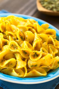 Makarna kabak ve maydanoz sos ile doğal ışık (seçici odak, odak üçte bir çanak içine ile fotoğraflandı tabakta servis)