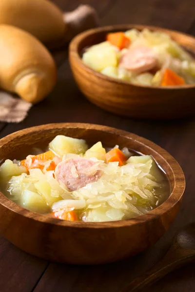 Sauerkrautsuppe Oder Eintopf Mit Kartoffeln Karotten Und Bratwurst Serviert Holzschalen — Stockfoto