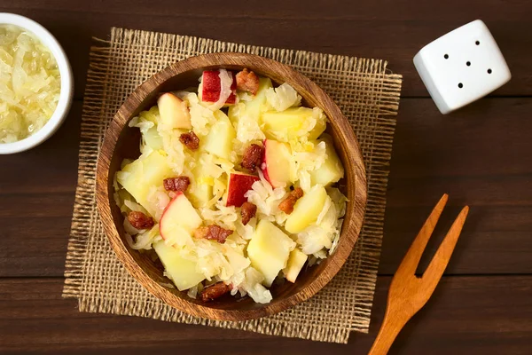 Potatis Surkål Och Äpple Sallad Med Stekt Bacon Serveras Träskål — Stockfoto