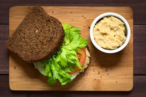 Vegan Kepekli Sandviç Ile Kereviz Yaprağı Domates Salatalık Nohut Yayılan — Stok fotoğraf