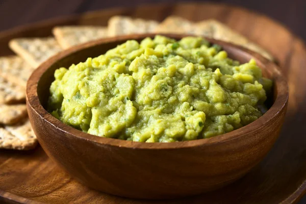 Green Pea Parsley Dip Spread Wooden Bowl Soda Crackers Back — Stock Photo, Image