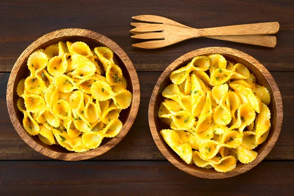 Pasta Met Pompoen Peterselie Saus Geserveerd Houten Kommen Gefotografeerd Overhead — Stockfoto