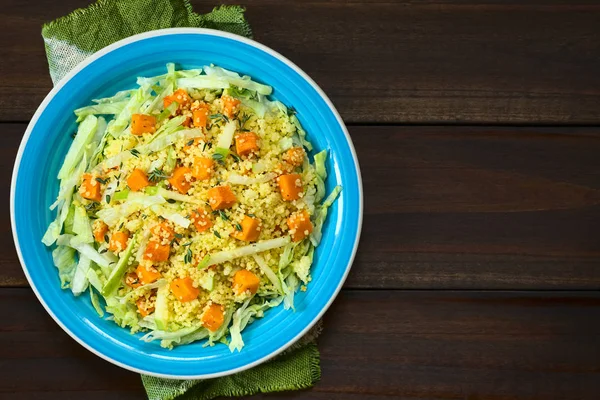 Sallad Rostad Pumpa Grönt Äpple Couscous Och Isbergssallad Smaksatt Med — Stockfoto