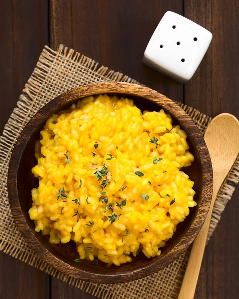 Risoto Abóbora Preparado Com Purê Abóbora Polvilhado Com Folhas Tomilho — Fotografia de Stock