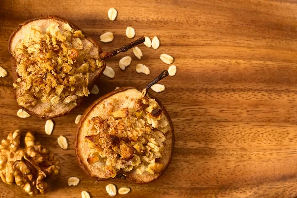 Sweet Baked Pear Halves Topped Crisp Crust Oatmeal Sugar Walnut — Stock Photo, Image