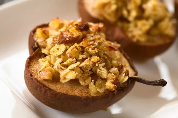 Sweet Baked Pear Halves Topped Crisp Crust Oatmeal Sugar Walnut — Stock Photo, Image