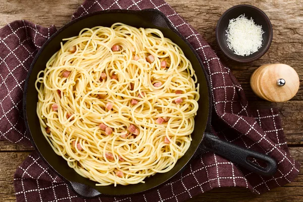 Traditional Italian Spaghetti Carbonara Cast Iron Skillet Grated Cheese Pepper — Stock Photo, Image