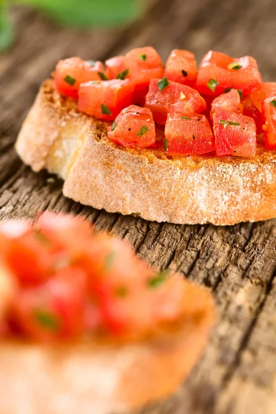 Tomate Caseiro Fresco Manjericão Bruschetta Tradicional Antipasto Italiano Foco Seletivo — Fotografia de Stock