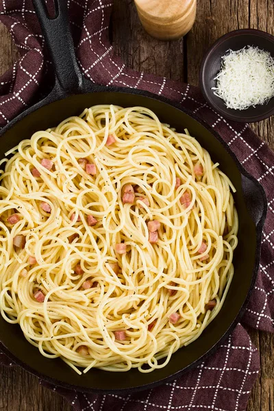 Espaguetis Tradicionales Italianos Carbonara Sartén Hierro Fundido Queso Rallado Molinillo — Foto de Stock