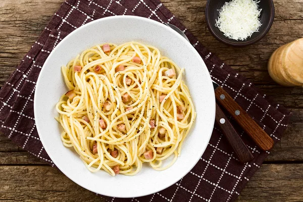 Espaguetis Tradicionales Italianos Carbonara Servido Plato Queso Rallado Molinillo Pimienta —  Fotos de Stock