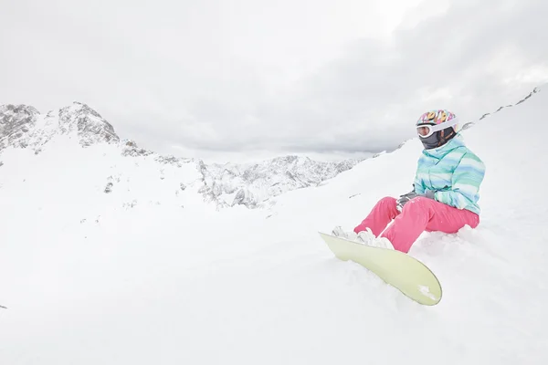 Joven sentada mujer con snowboard — Foto de Stock