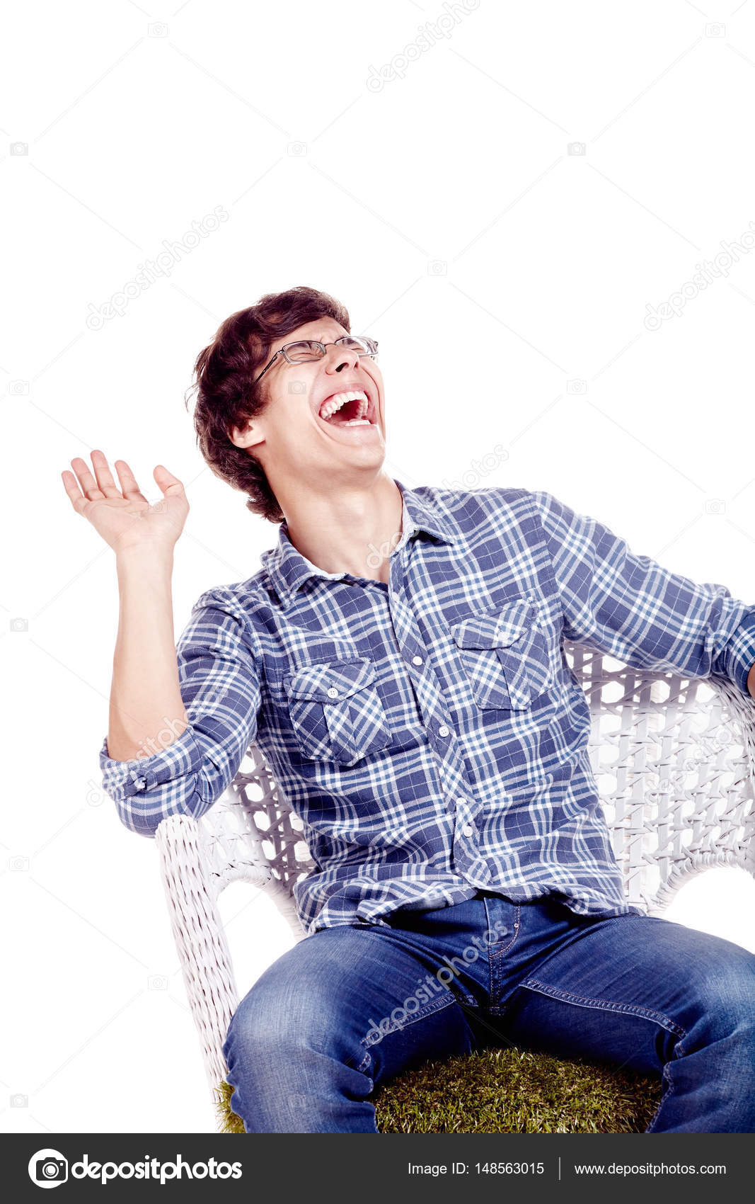 Чел ржет на стуле. Человек на стуле смеемся. Сижу смеюсь. Смеется с кружкой. Мемы по tds.