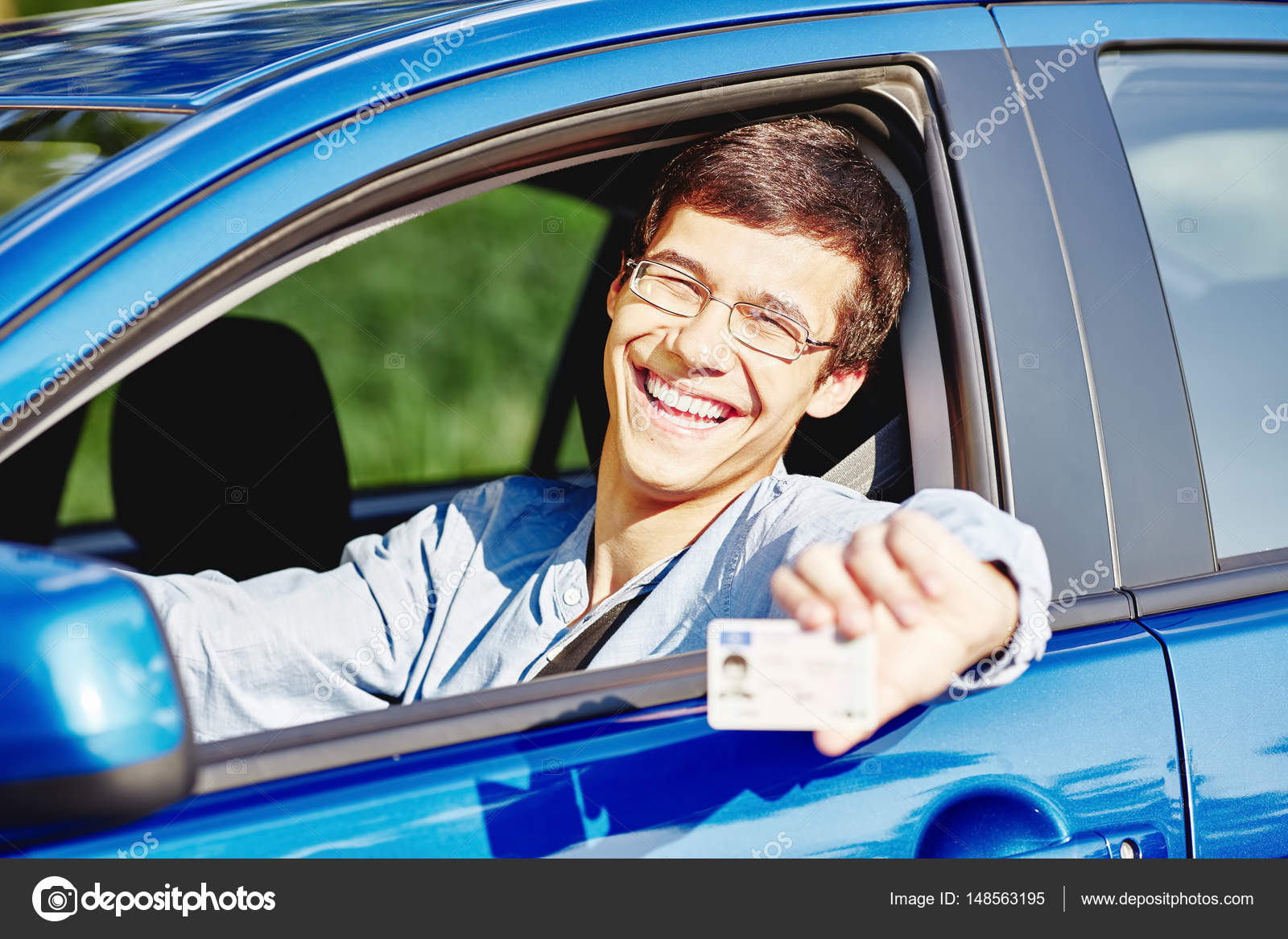 Tipo no carro com carta de condução — Fotografias de Stock 
