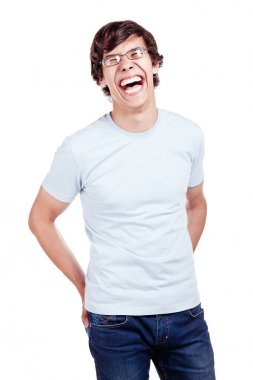 Genç adam gülüyor