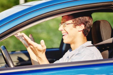 Arabada rahatsız adam