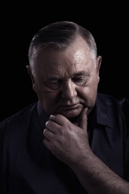 Düşünceli olgun erkek portre