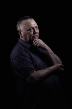 Düşünceli olgun erkek portre