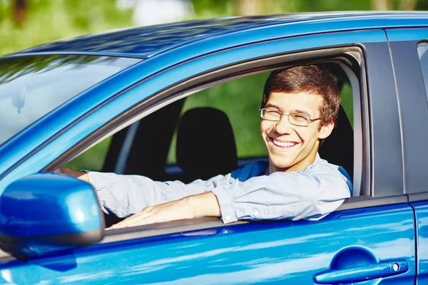 Guy in auto close-up — Stockfoto