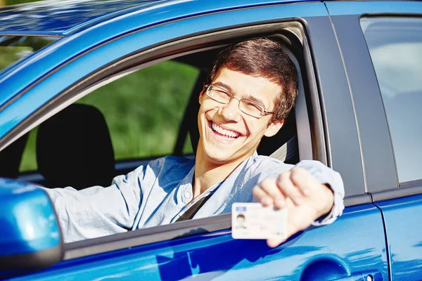 Cara no carro com carteira de motorista — Fotografia de Stock