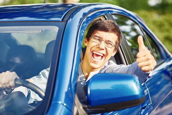 Guy à l'intérieur de la voiture montrant pouce vers le haut — Photo