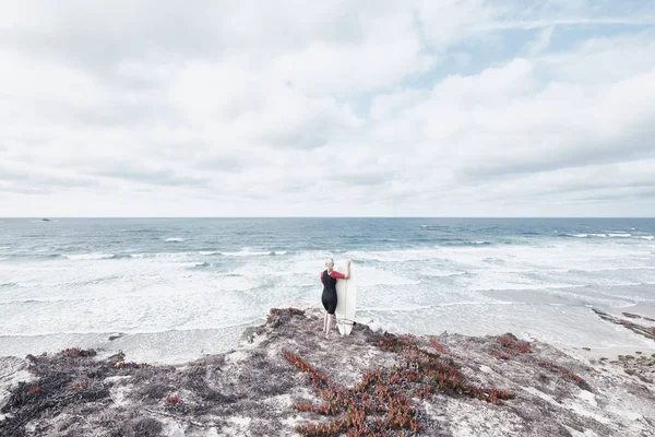 Surfer dívka u oceánu — Stock fotografie