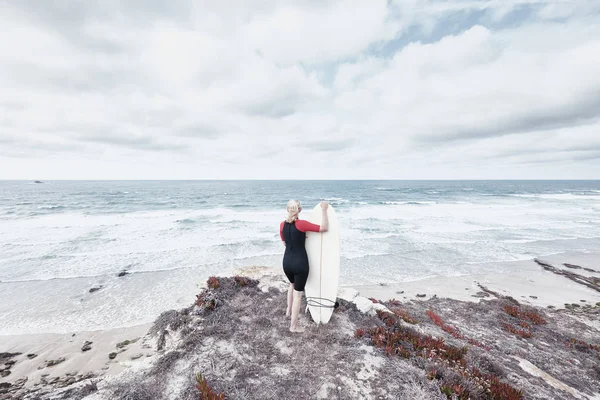 Surfer girl nära havet — Stockfoto