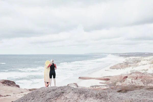 Sörfçü kız cliff Okyanusu yakın Tarih — Stok fotoğraf