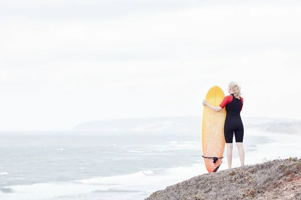 Surfer girl nära havet — Stockfoto