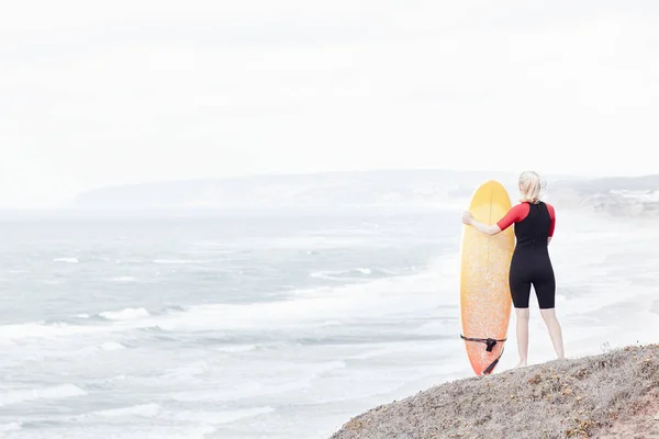Surfista chica cerca del océano —  Fotos de Stock