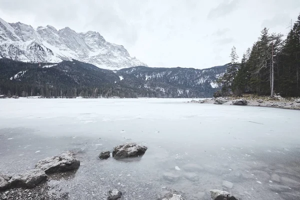 Turista no lago de montanha de inverno — Fotografia de Stock