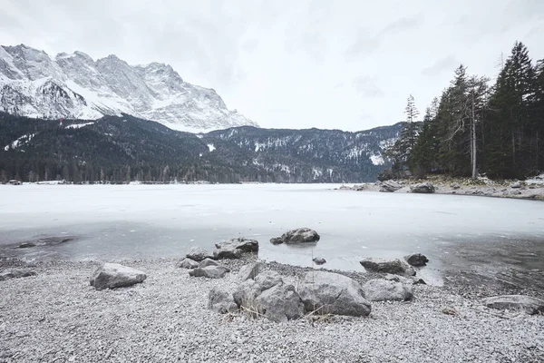 Turista no lago de montanha de inverno — Fotografia de Stock