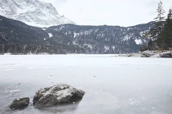 Turista no lago de montanha de inverno — Fotografia de Stock