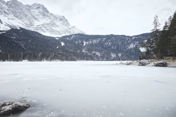 冬の山の湖で観光 — ストック写真
