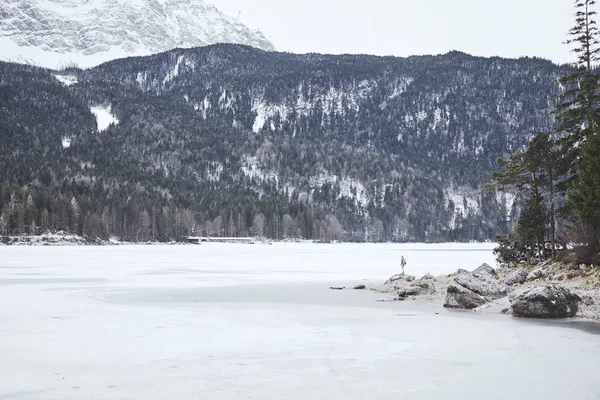 Turista no lago de montanha de inverno — Fotografia de Stock