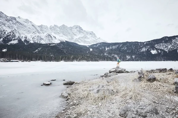 Toeristische op winter bergmeer — Stockfoto