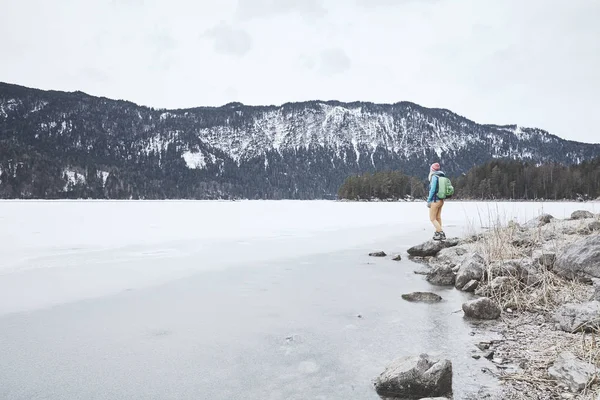Turista v zimní horské jezero — Stock fotografie