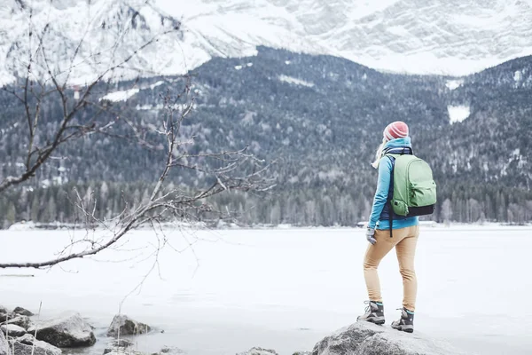 Turista v zimní horské jezero — Stock fotografie