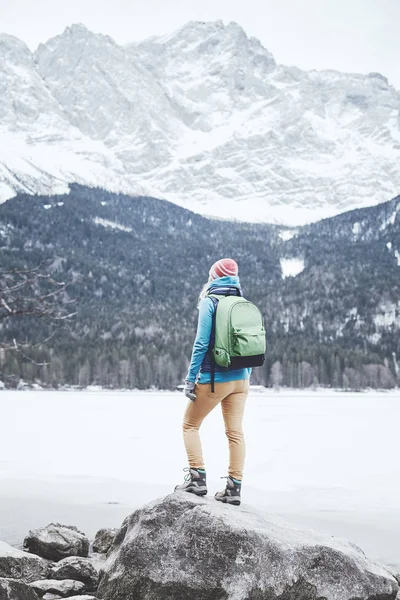 Turista in inverno lago di montagna — Foto Stock