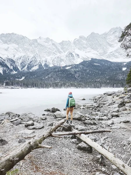 Tourist at winter mountain lake — Stock Photo, Image