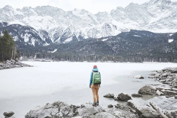 Tourist at winter mountain lake — Stock Photo, Image