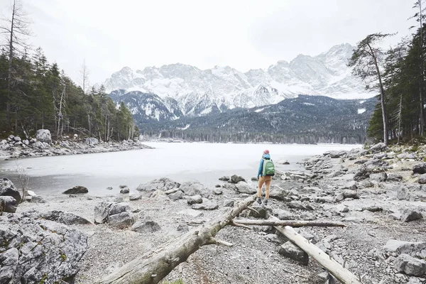 Tourist am winterlichen Bergsee — Stockfoto