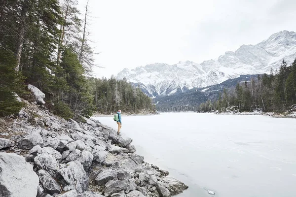 Турист на зимовому гірському озері — стокове фото