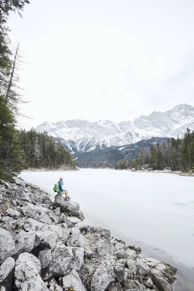 Turista no lago de montanha de inverno — Fotografia de Stock