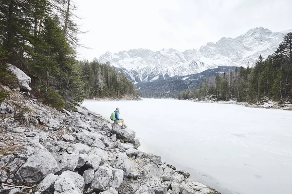 Turista no lago de montanha de inverno — Fotografia de Stock