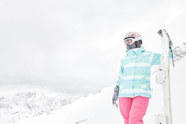 年轻女子单板滑雪 — 图库照片