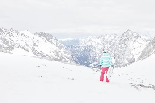 Jovem com snowboard — Fotografia de Stock