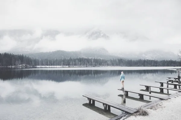 Turista no lago de montanha de inverno — Fotografia de Stock