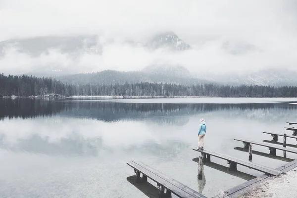 Turista en invierno lago de montaña —  Fotos de Stock