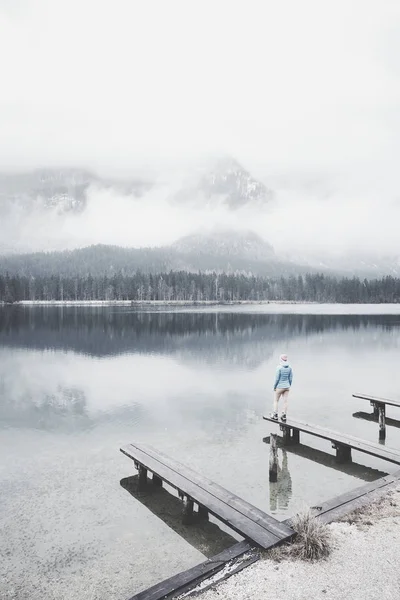 Turista en invierno lago de montaña —  Fotos de Stock